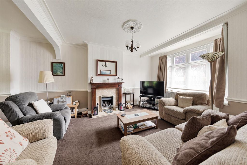 Property photo 2 of 23 Frances Road, E4