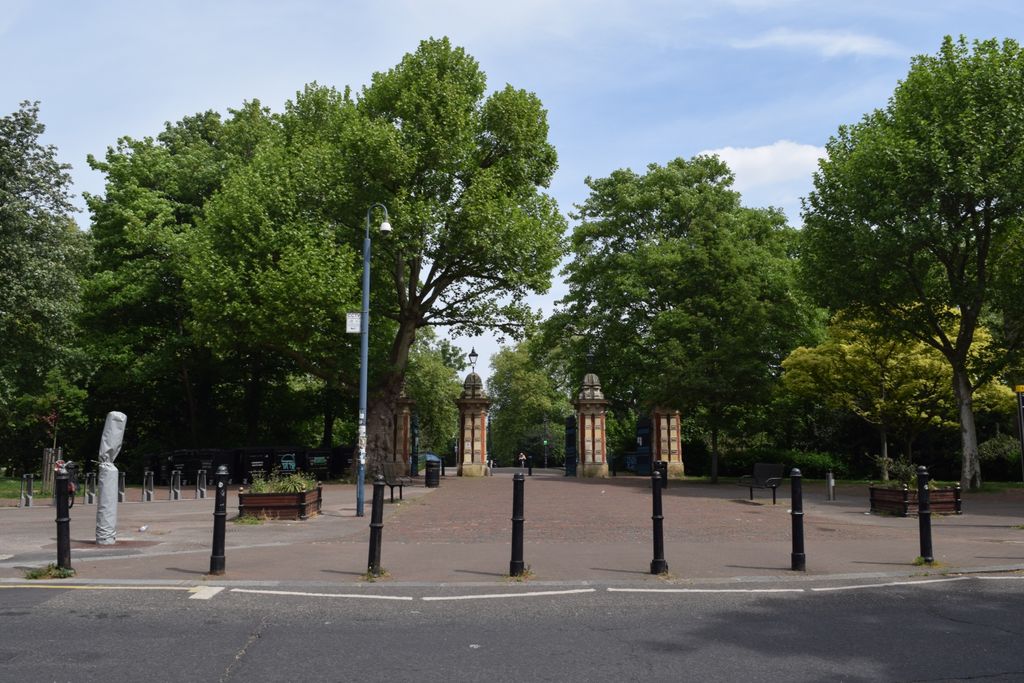 Property photo 2 of 14 Victoria Park Entranc