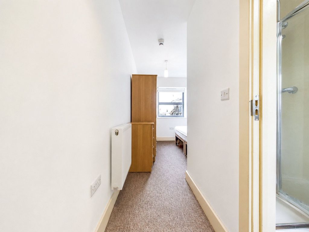 Property photo 3 of 9 Flat