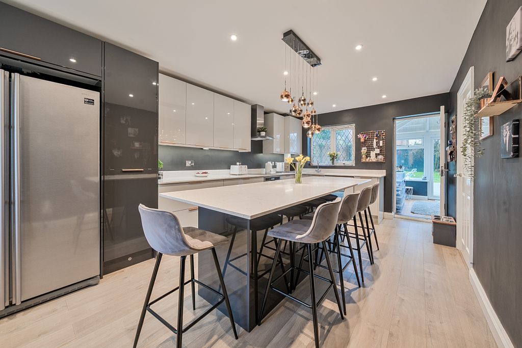 Property photo 2 of 24 1411384-8-699853A17Edfe