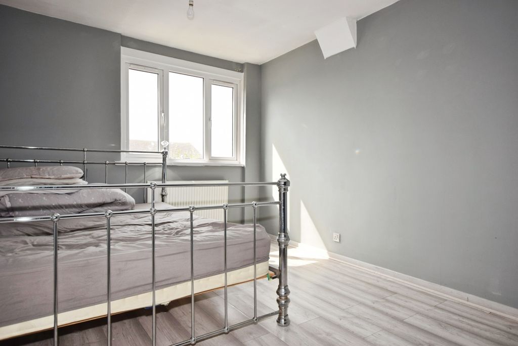 Property photo 3 of 6 Bed1