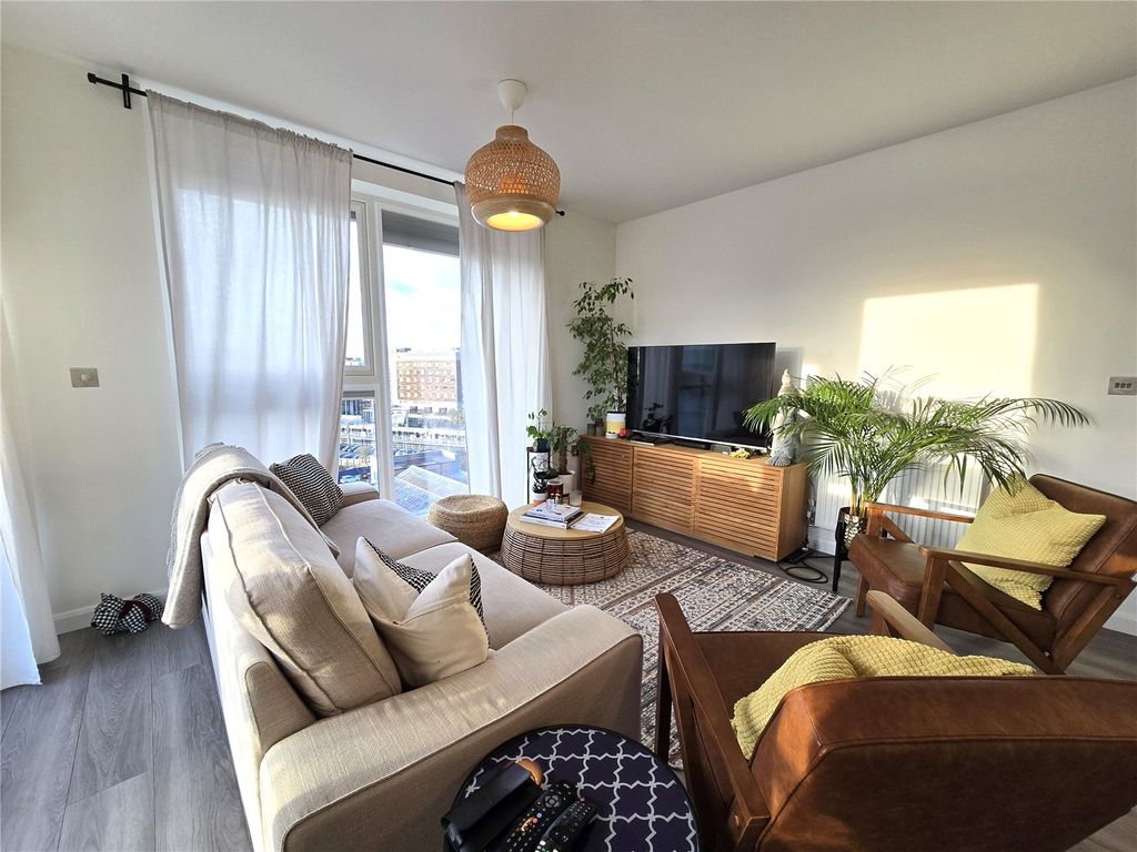 Property photo 1 of 16 Lounge