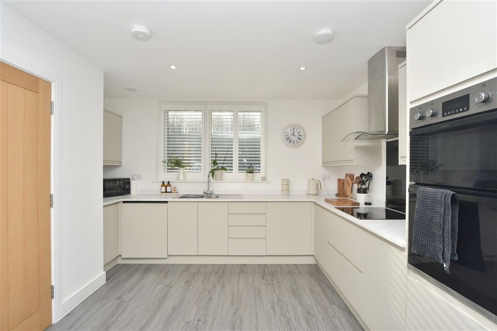 Property photo 2 of 11 Kitchen/ Breakfast Area