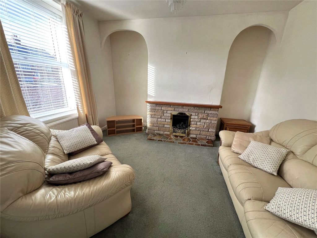 Property photo 3 of 12 Lounge