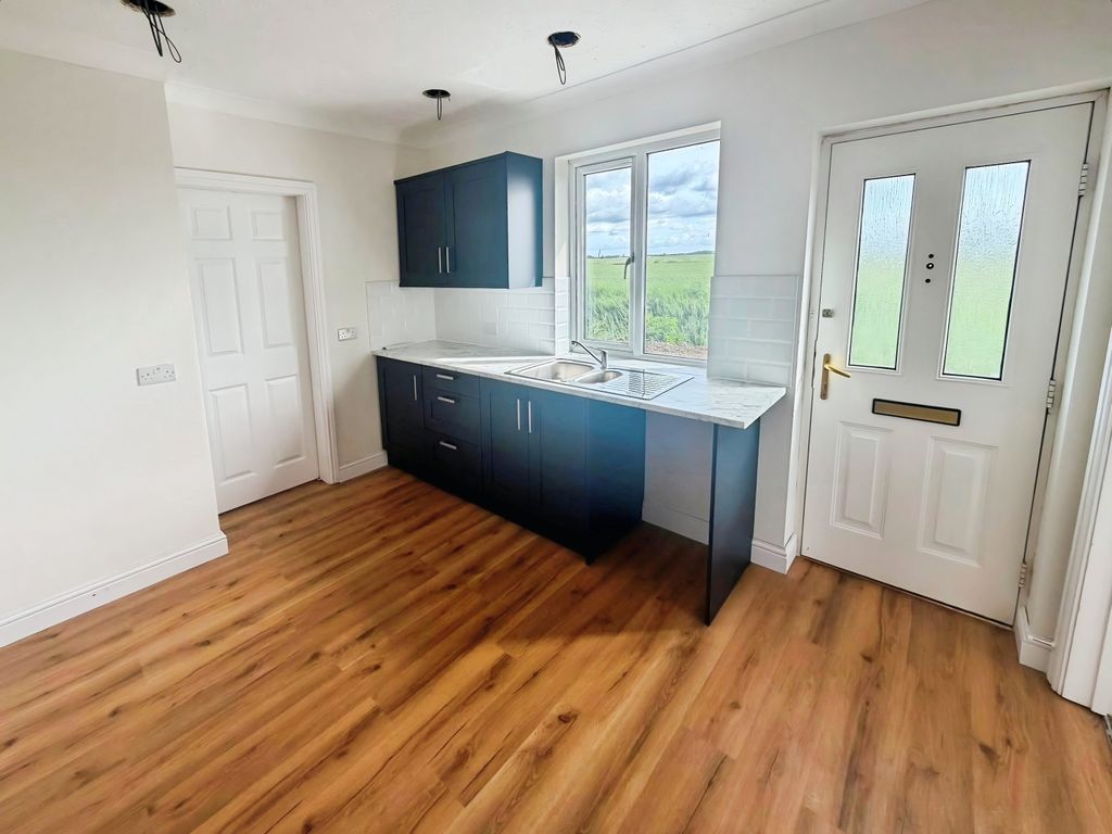 Property photo 3 of 10 Kitchen