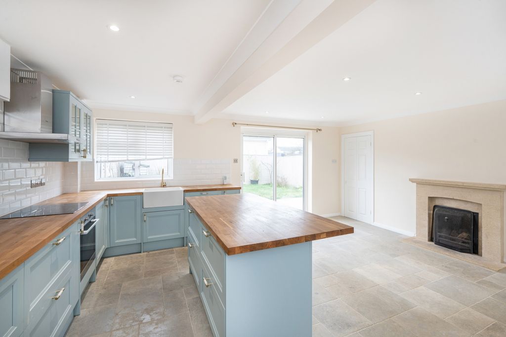 Property photo 3 of 8 36 Shipton Road 002