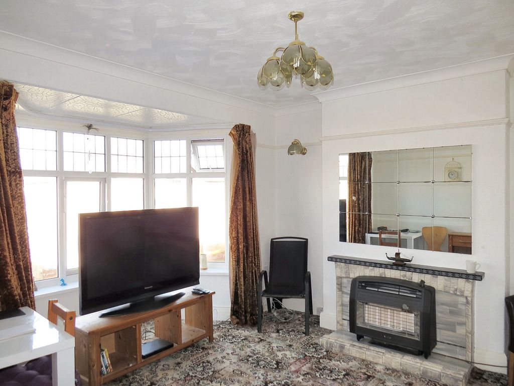 Property photo 2 of 9 Kenilworth Gardens- Lounge