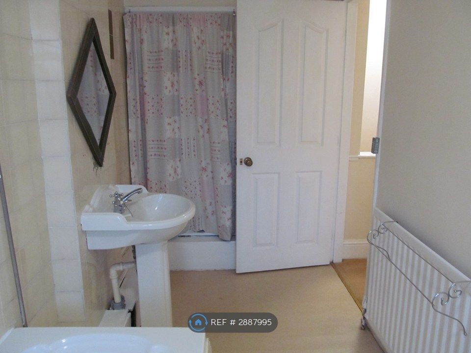 Property photo 3 of 21 Bathroom