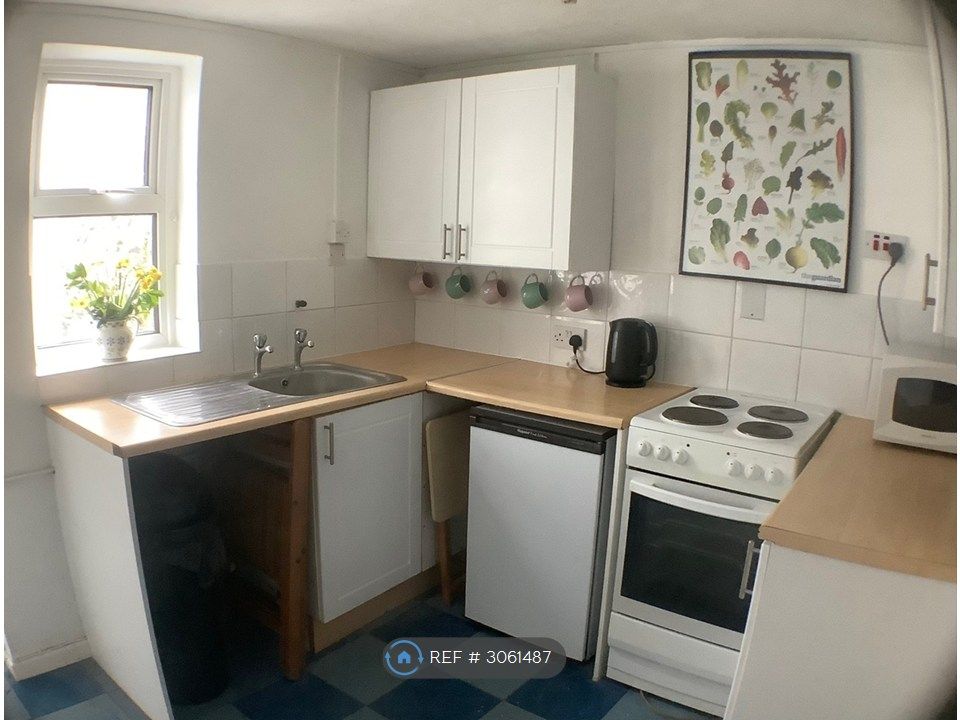 Property photo 3 of 8 Kitchen