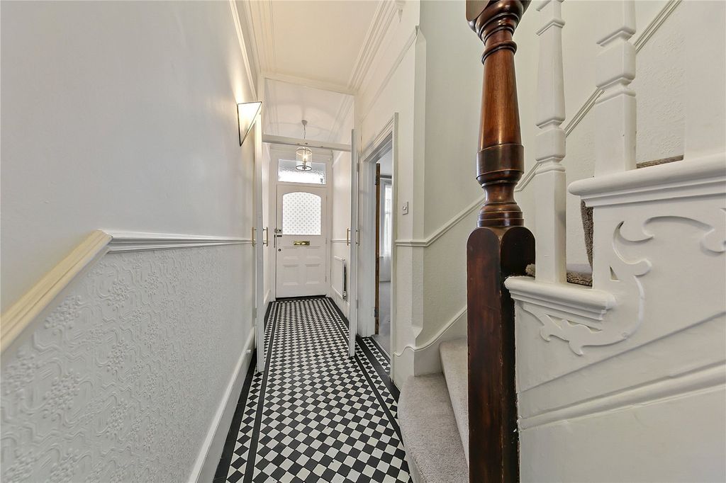 Property photo 3 of 14 Hallway