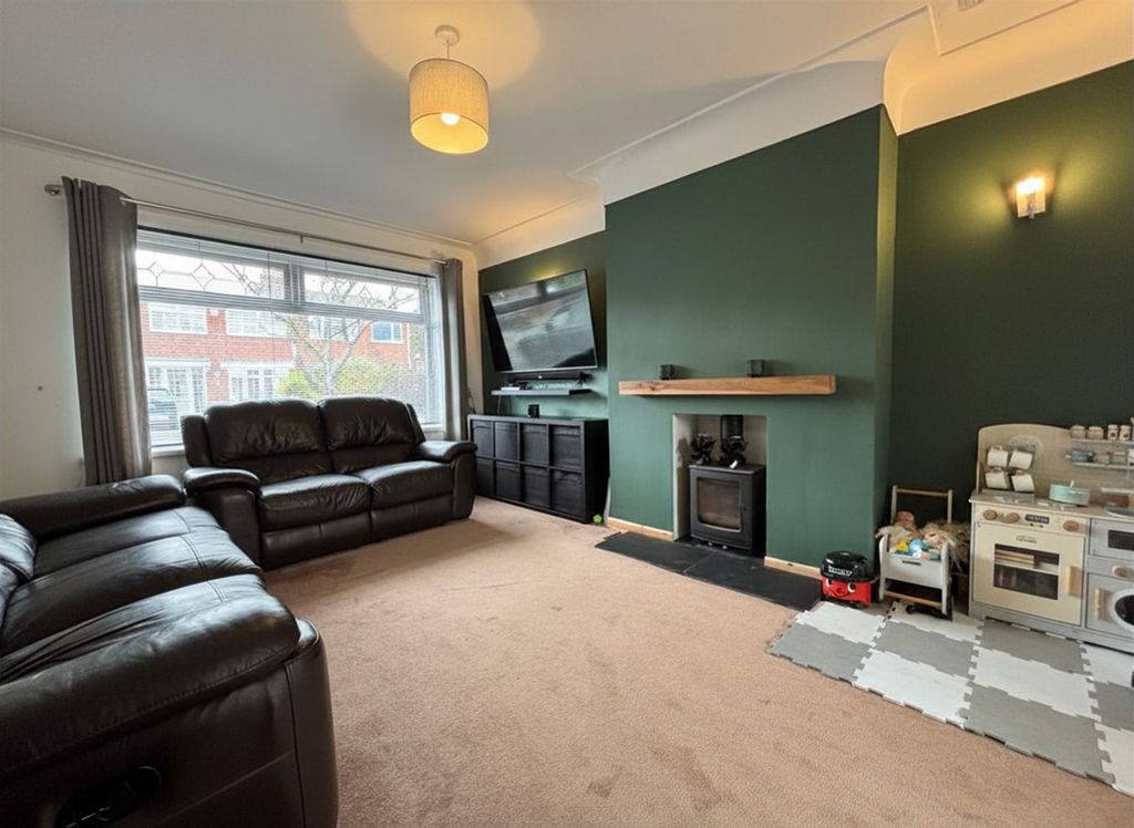 Property photo 3 of 16 Lounge