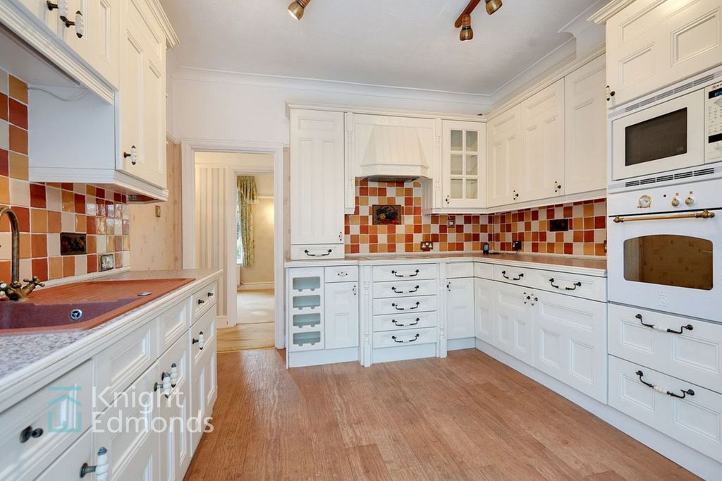 Property photo 3 of 21 Kitchen