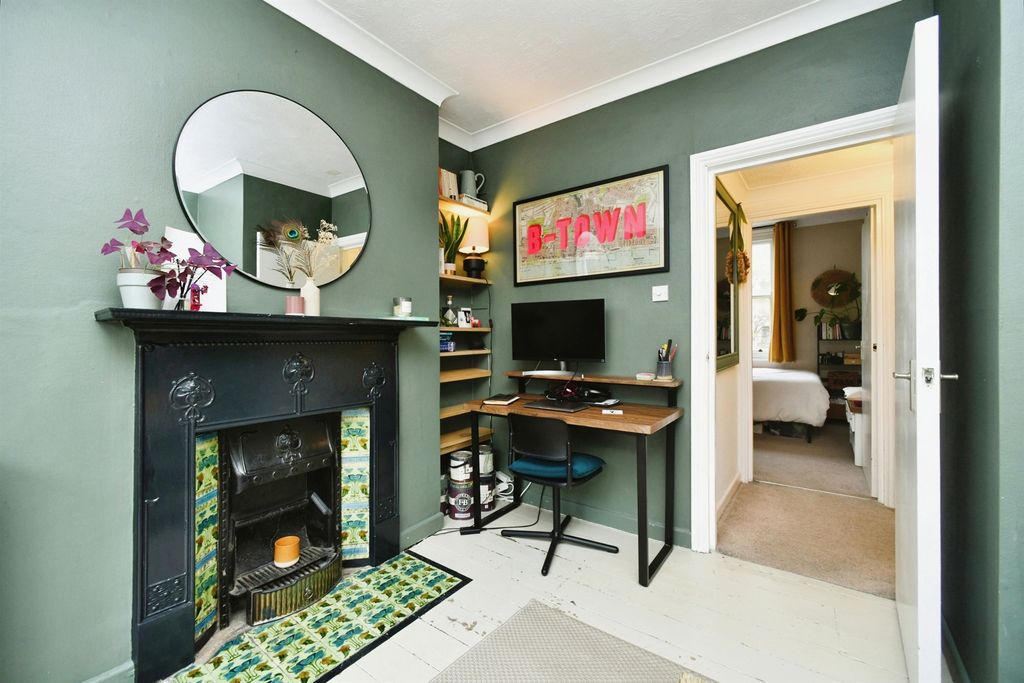 Property photo 1 of 8 Living Room