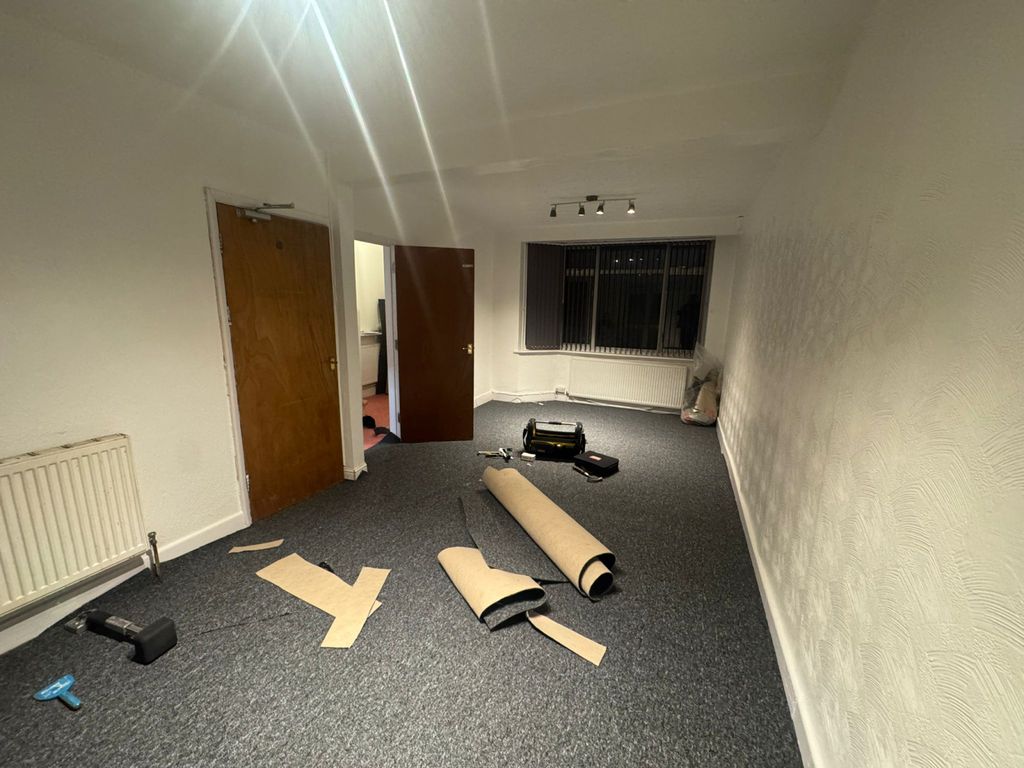 Property photo 1 of 6 3 Bed House To Rent Hayes