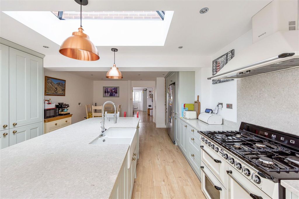 Property photo 2 of 22 Elmcroft Avenue, E11