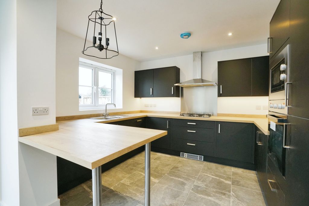 Property photo 3 of 17 Kitchen/Diner
