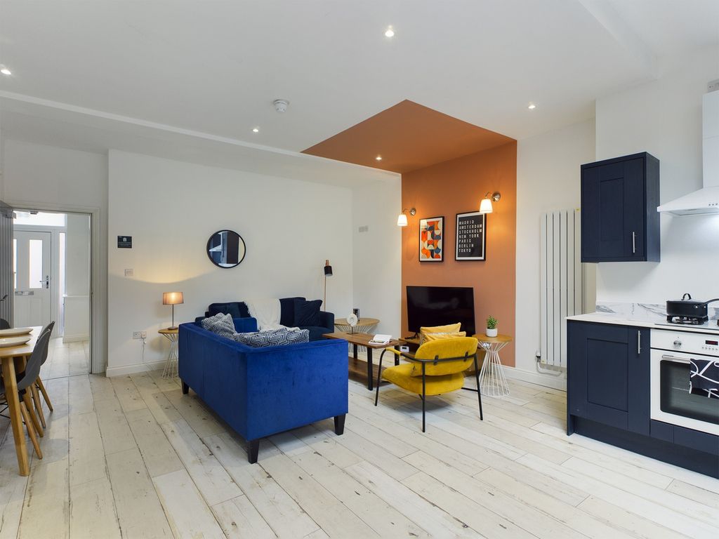 Property photo 3 of 19 A Stylish And Spacious Modern Living Room, Featuri...