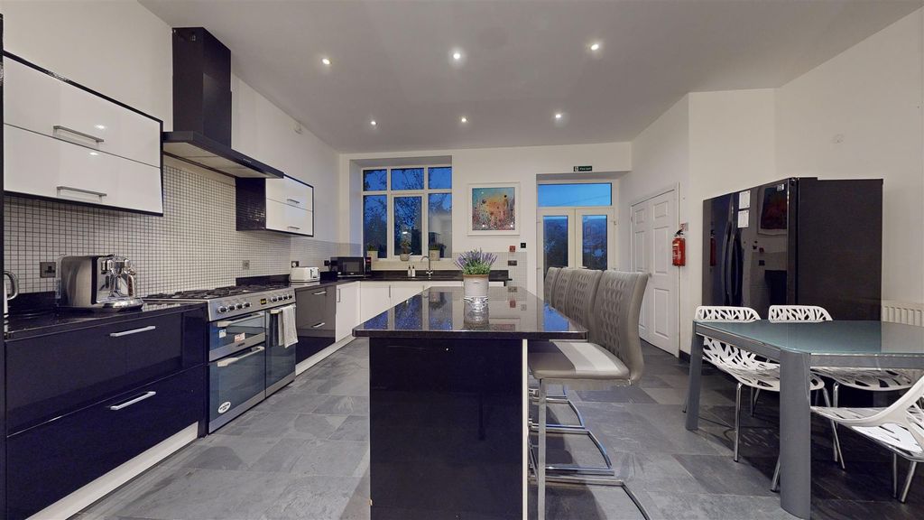 Property photo 2 of 15 Kitchen Breakfast Bar