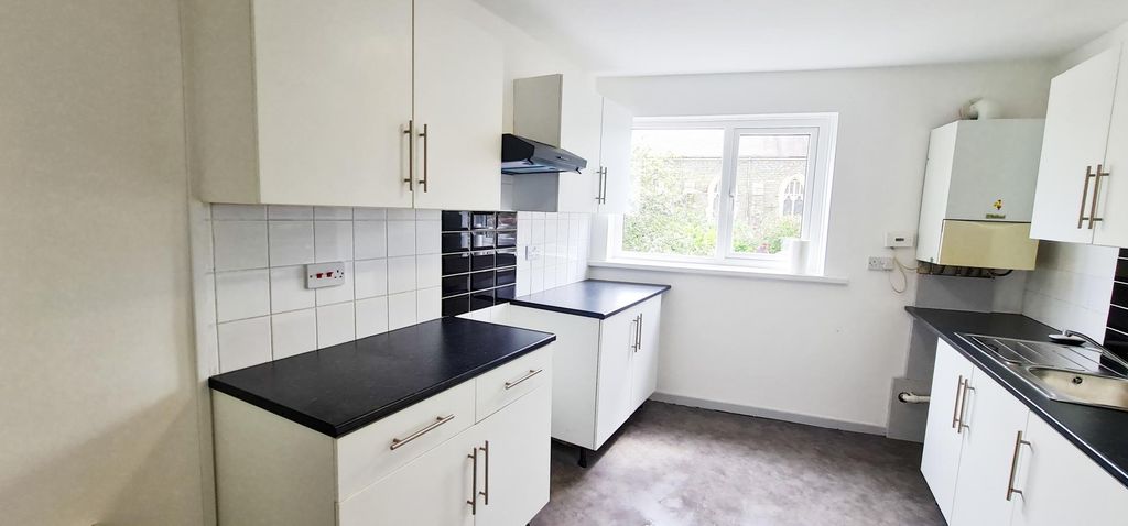 Property photo 3 of 7 Kitchen