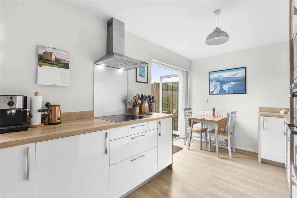 Property photo 3 of 16 Peters Close-14.Jpg