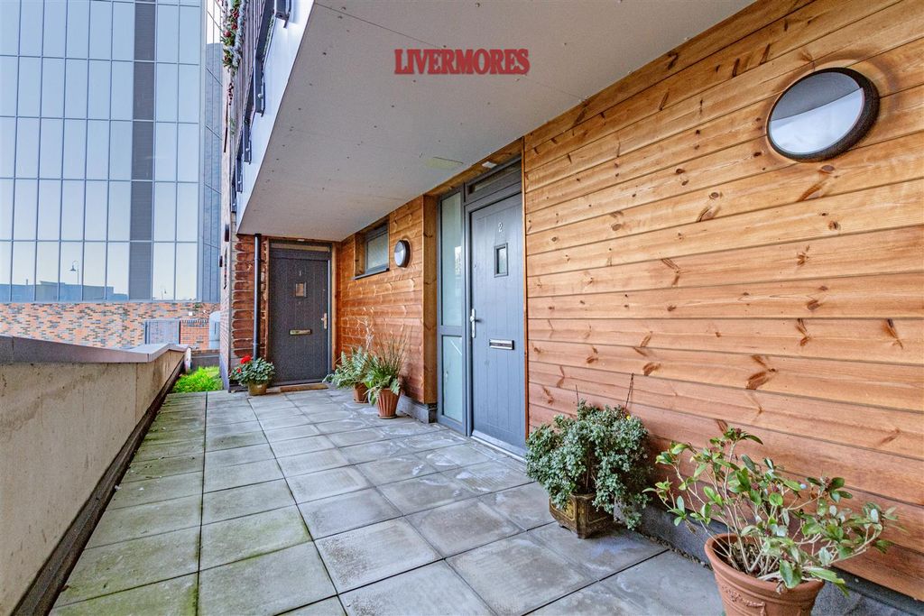 Property photo 2 of 11 Entrance