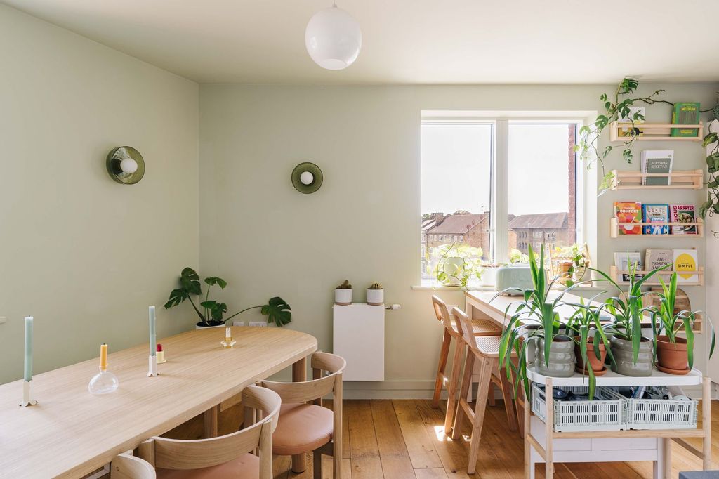 Property photo 2 of 27 Taylor Court, E2