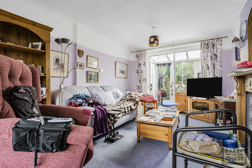 Property photo 3 of 17 Lounge