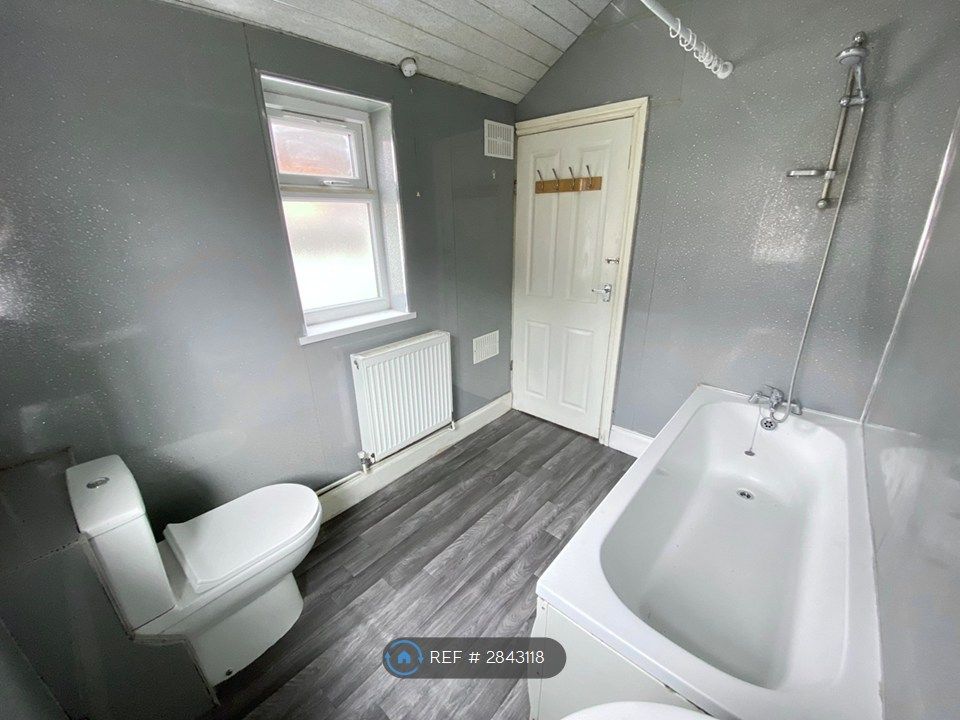 Property photo 3 of 14 Bathroom1