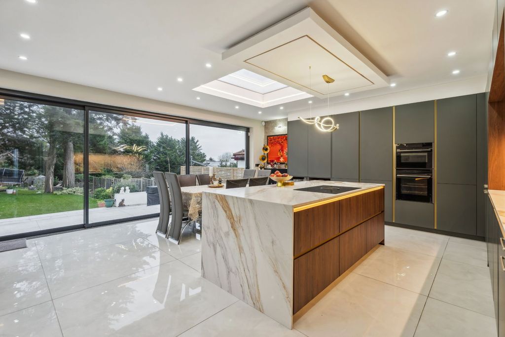 Property photo 3 of 25