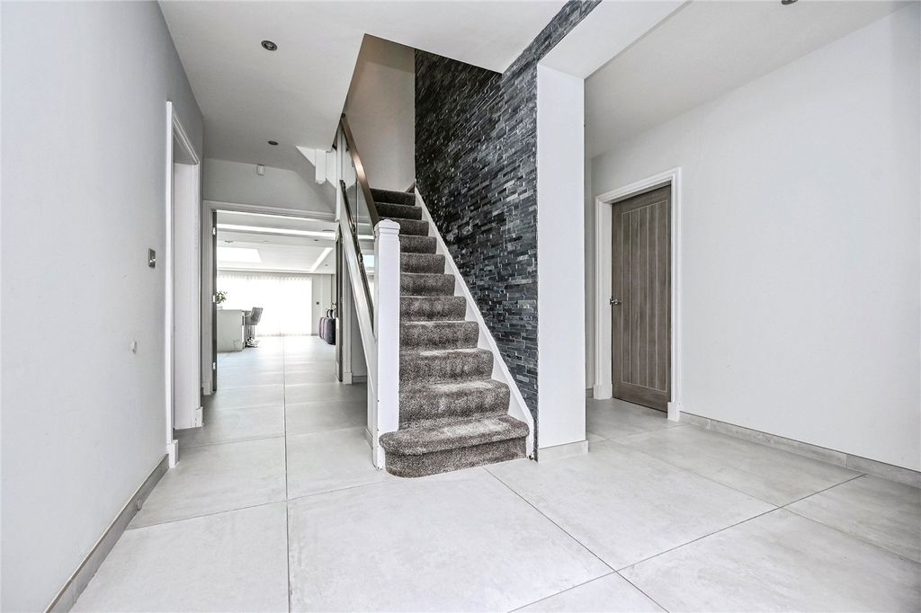 Property photo 2 of 32 Photo