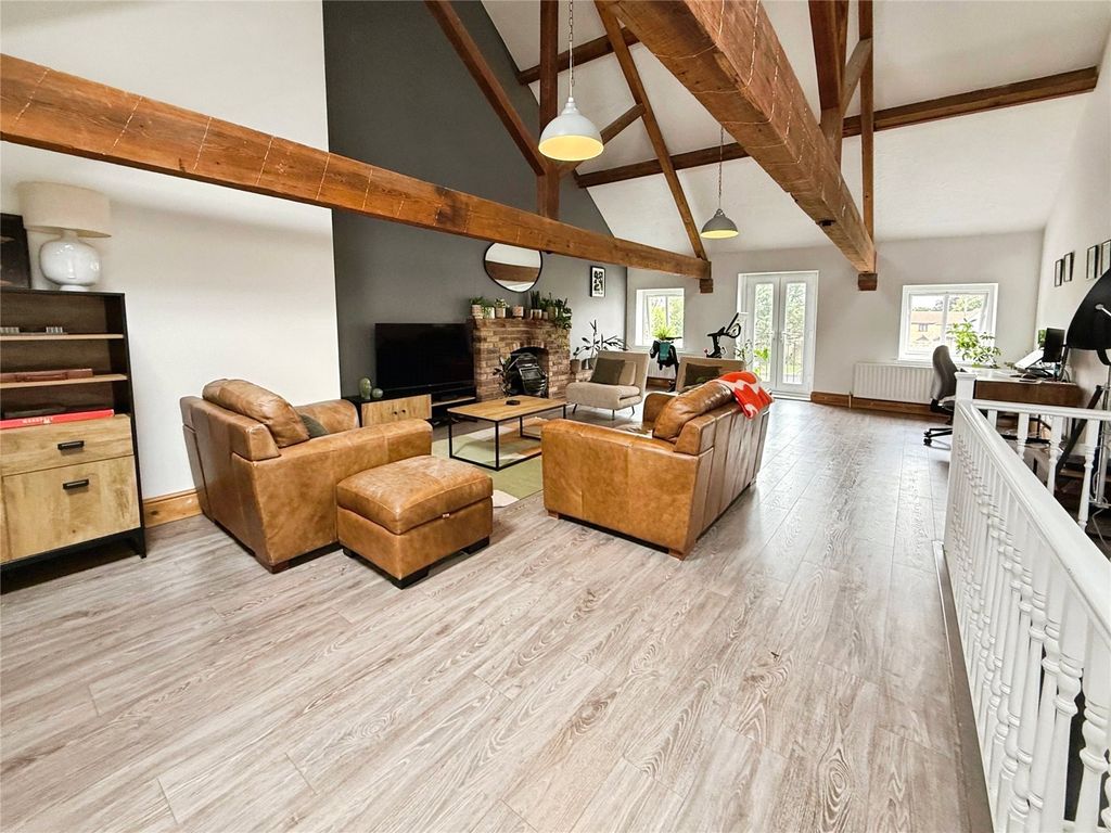 Property photo 3 of 23 Lounge