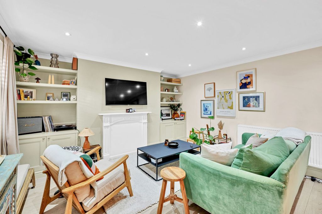 Property photo 1 of 18 Lounge