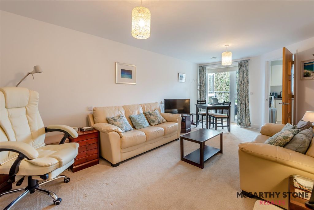 Property photo 2 of 11 8595975-Interior02.Jpg