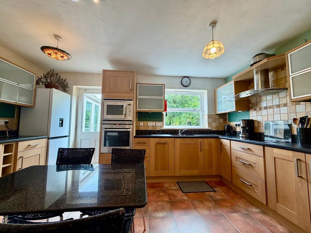 Property photo 3 of 19 Kitchen