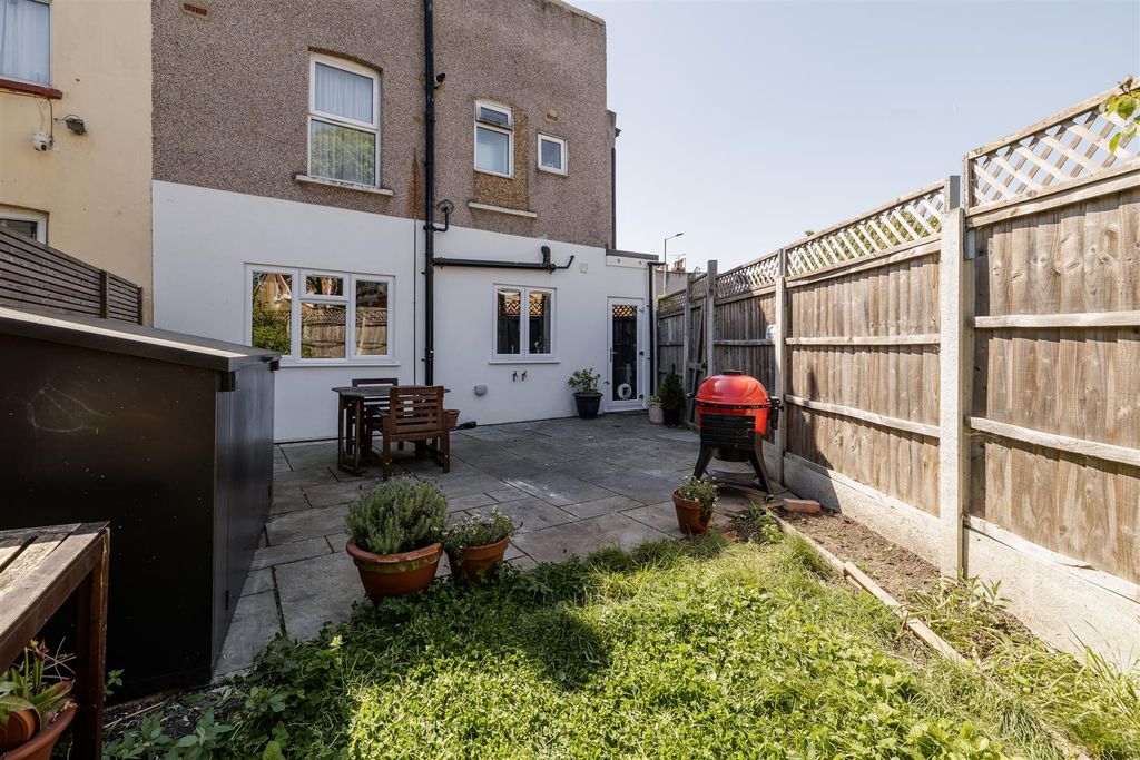 Property photo 2 of 21 Dames Road, E7
