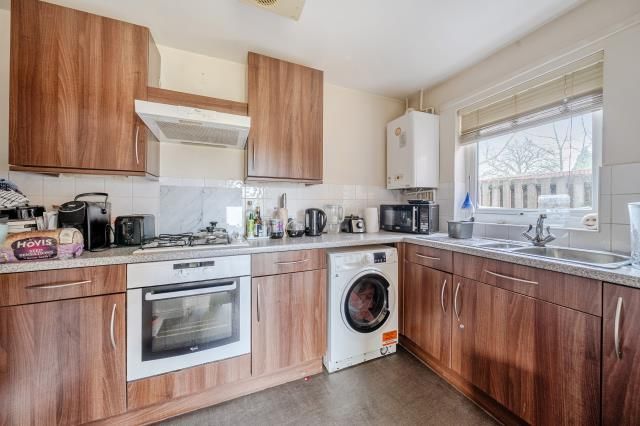Property photo 3 of 11 Kitchen
