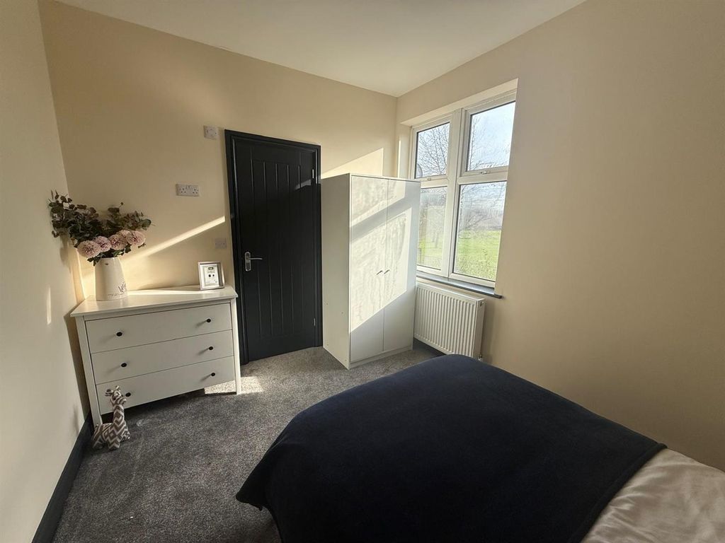 Property photo 1 of 8 Room 5.Jpeg