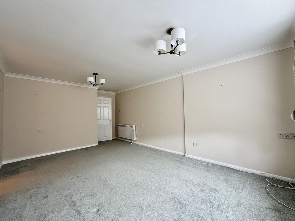 Property photo 3 of 14 Lounge