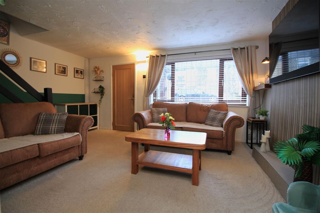 Property photo 3 of 14 Lounge..Jpg