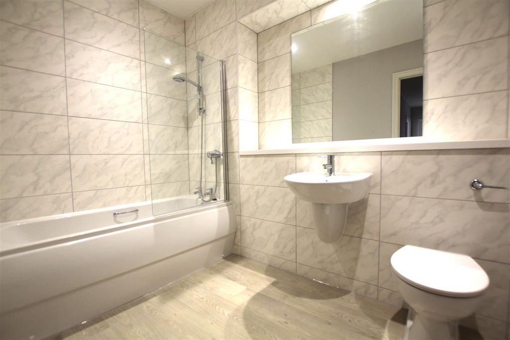 Property photo 3 of 11 Bathroom.Jpg