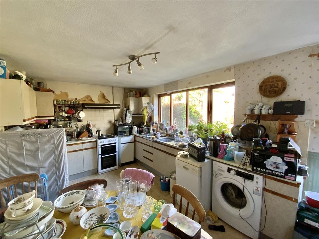 Property photo 3 of 11 Kitchen