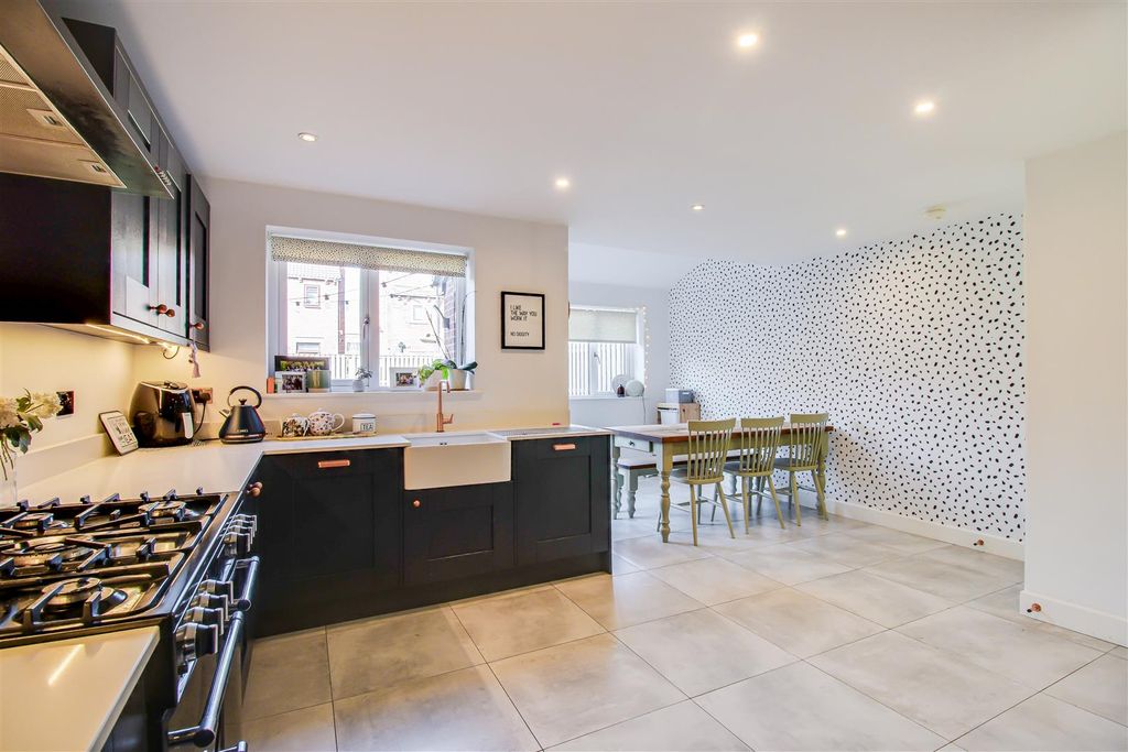 Property photo 3 of 19 Kitchen