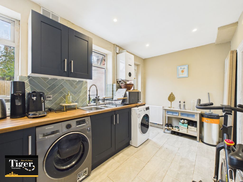 Property photo 3 of 16 Cam03440G0-Pr0439-Still008