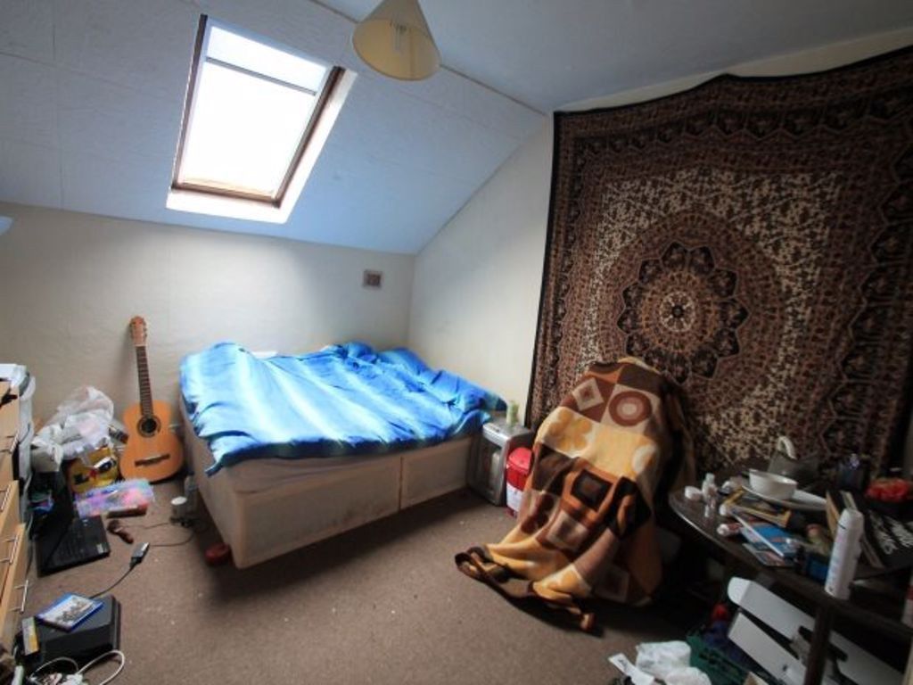 Property photo 3 of 9 A Cozy Double Bedroom Featuring A Comfortable Doub...