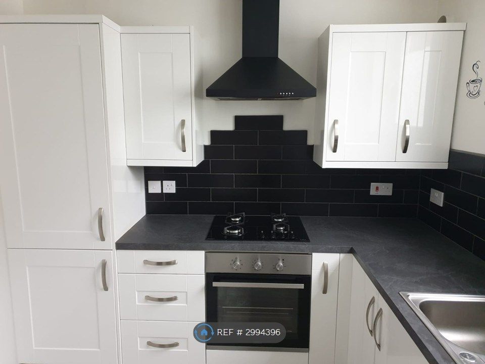 Property photo 3 of 14 Kitchen - View 2