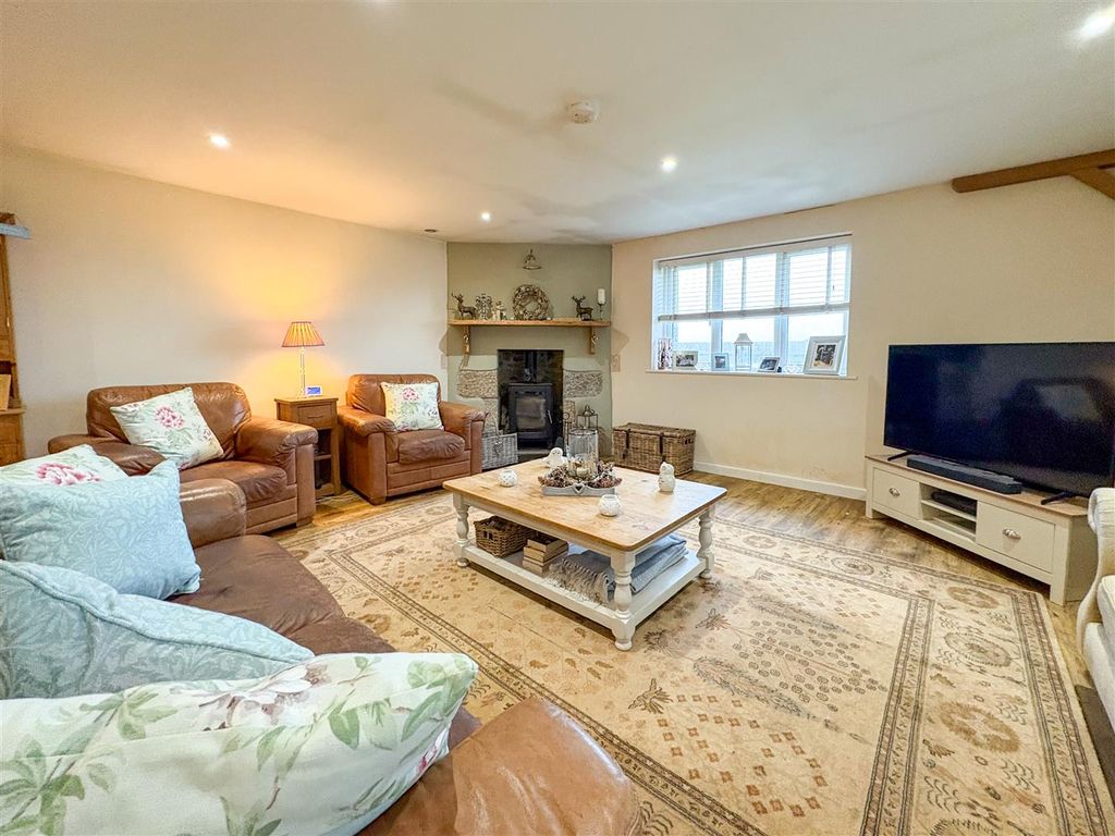 Property photo 3 of 28 Lounge