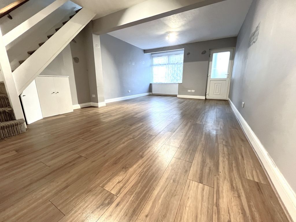 Property photo 1 of 10 Photo 6