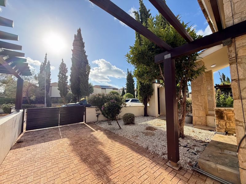 Property photo 1 of 28 Front Garden