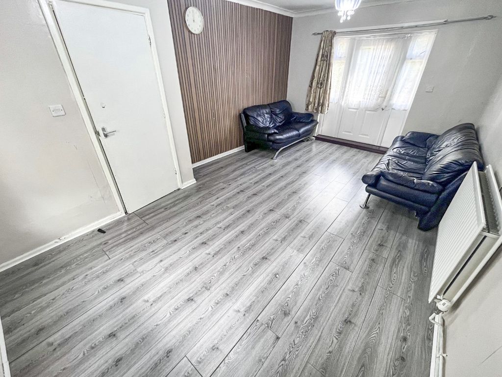 Property photo 3 of 12 Pbox-Living_Room-329519.Jpg