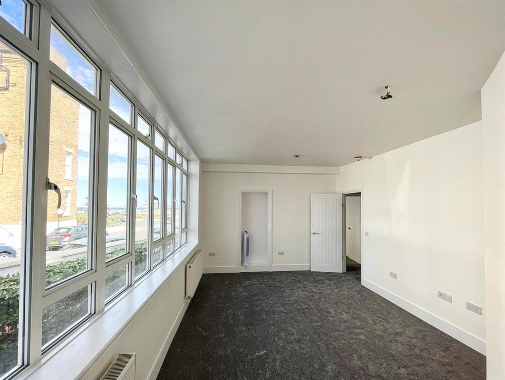 Property photo 3 of 22 Lounge